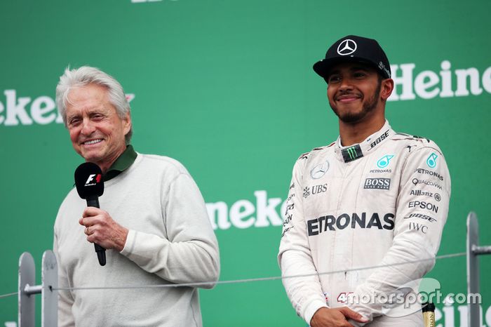 Michael Douglas con Lewis Hamilton, Mercedes AMG F1