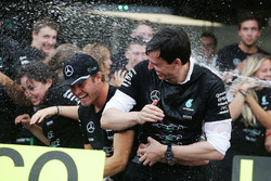 Sieger Nico Rosberg, Mercedes AMG F1, feiert den Konstrukteurstitel mit Toto Wolff, Mercedes AMG F1