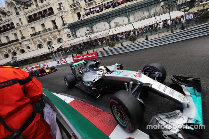Lewis Hamilton en las calles de Montecarlo