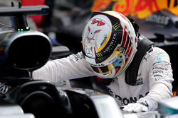Победитель - Льюис Хэмилтон, Mercedes AMG F1 W07 Hybrid в закрытом парке