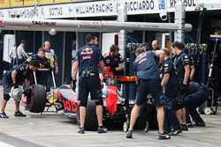 Daniil Kvyat, Red Bull Racing RB12 in the pits