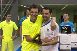 Pilotos en un juego de soccer con Valentino Rossi, Movistar Yamaha MotoGP, Yamaha