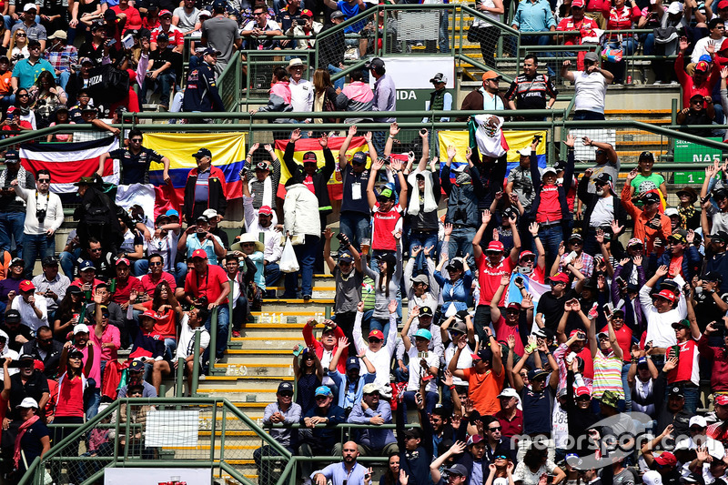 Aficionados en la tribuna