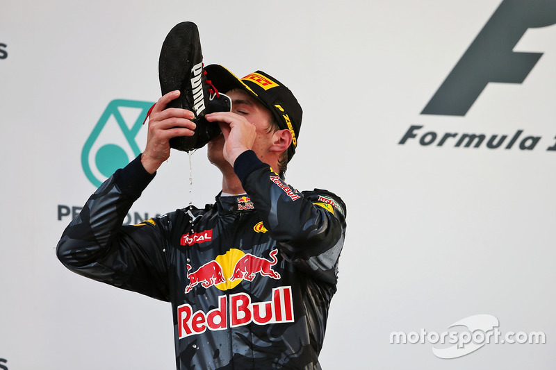 Max Verstappen darf nach Platz 2 ebenso aus Ricciardos Schuh kosten wie ...