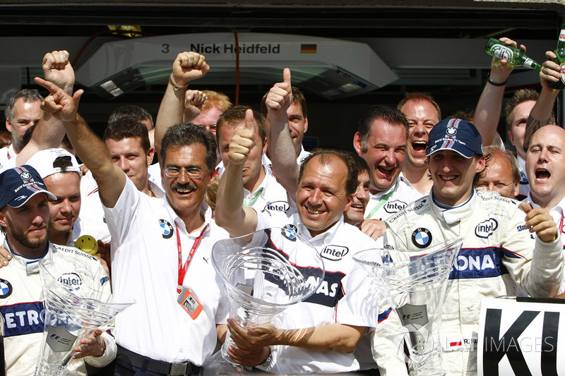 El segundo puesto Nick Heidfeld, BMW Sauber F1.08, ganador Robert Kubica, BMW Sauber F1.08, Mario Theissen, director de BMW Motorsport y Willy Rampf, director técnico de BMW Sauber, celebran con su equipo