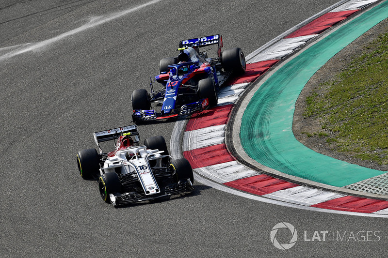 Charles Leclerc, Sauber C37 precede Pierre Gasly, Scuderia Toro Rosso STR13