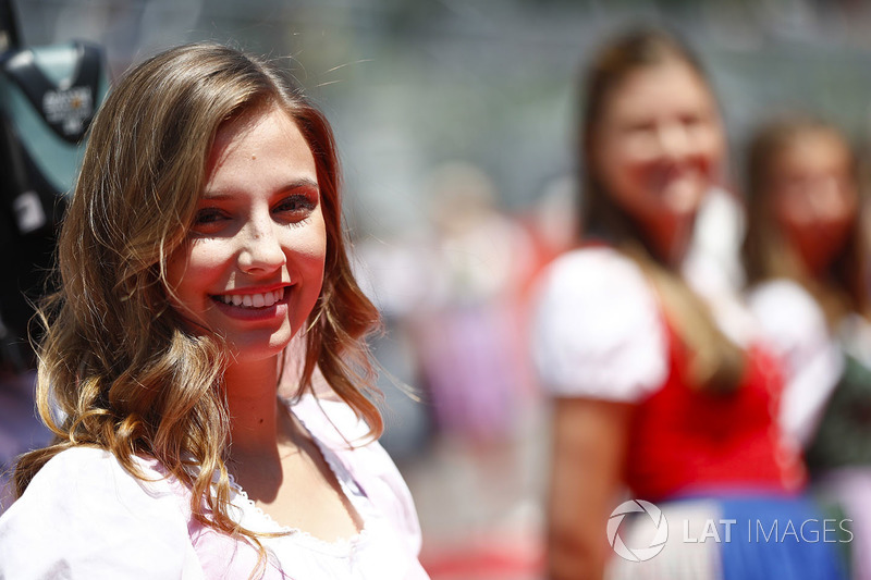 Grid girl con abiti tradizionali austriaci