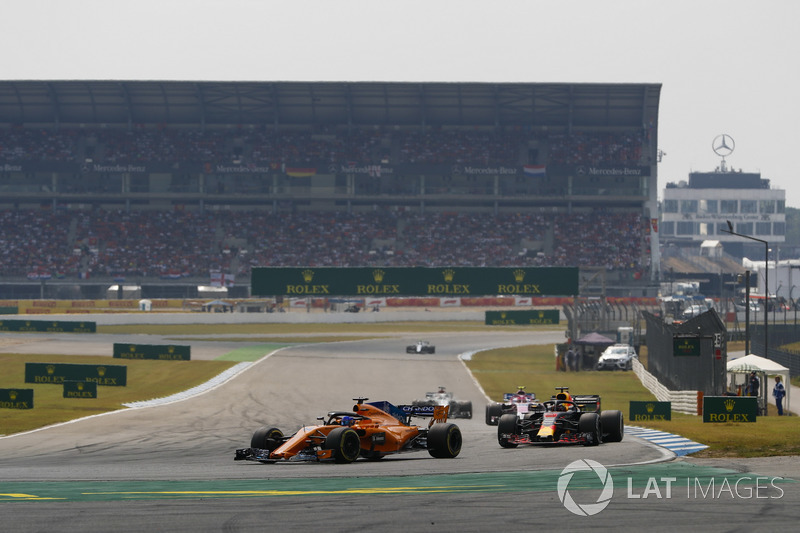 Fernando Alonso, McLaren MCL33, Daniel Ricciardo, Red Bull Racing RB14