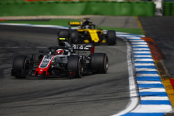 Kevin Magnussen, Haas F1 Team VF-18, Nico Hulkenberg, Renault Sport F1 Team R.S. 18
