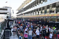 Des fans dans la voie des stands