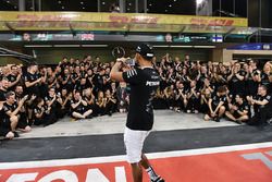 Lewis Hamilton, Mercedes AMG F1 viert met het team