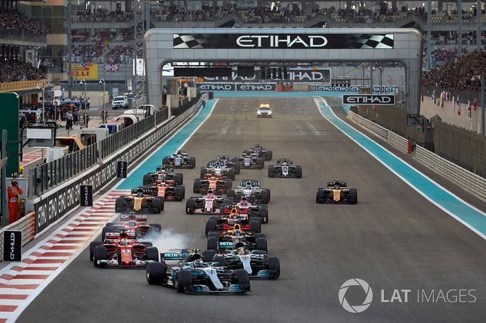 Valtteri Bottas, Mercedes AMG F1 W08, Lewis Hamilton, Mercedes AMG F1 W08, Sebastian Vettel, Ferrari SF70H, Daniel Ricciardo, Red Bull Racing RB13, Kimi Raikkonen, Ferrari SF70H, Max Verstappen, Red Bull Racing RB13, the rest of the field at the start of t