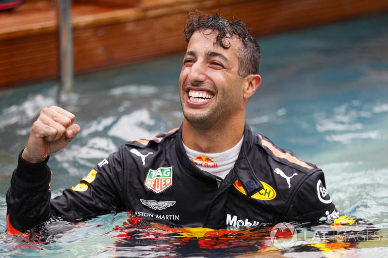 A Red Bull fergeteges monacói medencés partija