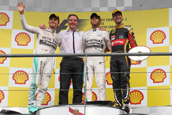 Podium: race winner Lewis Hamilton, Mercedes AMG F1, second place Nico Rosberg, Mercedes AMG F1, Mic