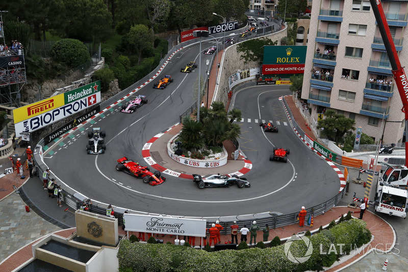 Daniel Ricciardo, Red Bull Racing RB14 leads at the start of the race