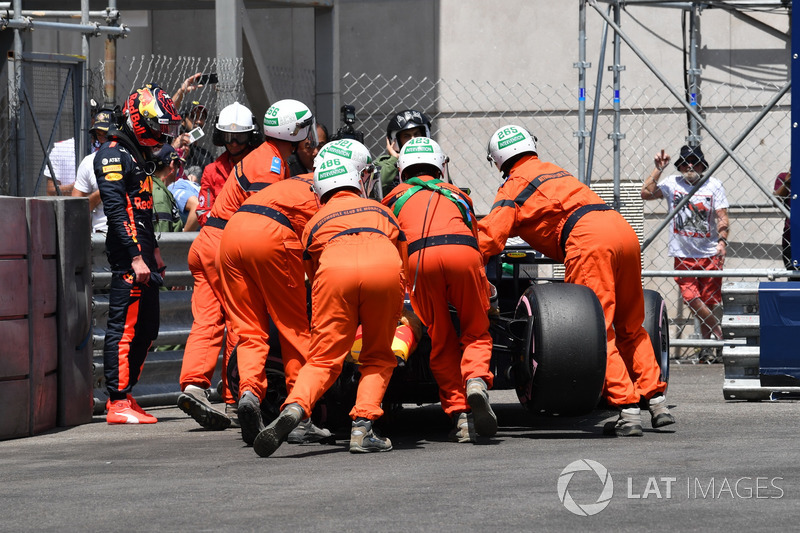 Max Verstappen, Red Bull Racing RB14, después del choque