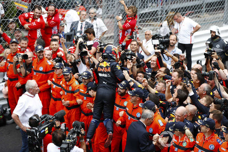 Daniel Ricciardo, Red Bull Racing, fête sa victoire avec son équipe, sous les yeux d'Adrian Newey, directeur technique, Red Bull Racing et Helmut Markko, Consultant, Red Bull Racing
