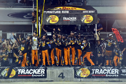 Sieger- und Meisterjubel bei der Crew von Martin Truex Jr., Furniture Row Racing