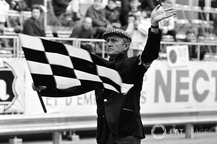 Louis Chiron agite le drapeau à damier