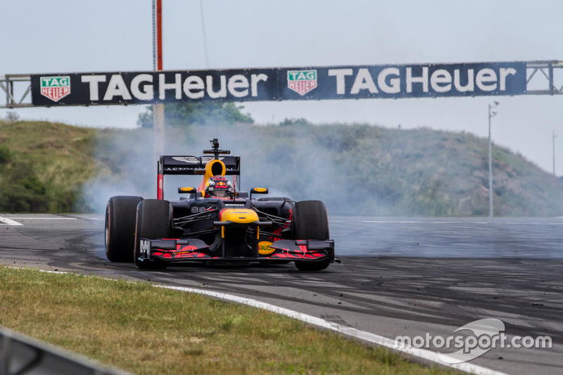 Max Verstappen liet zich zes keer met de RB8 zien