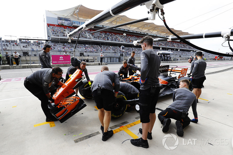 La práctica del equipo McLaren una nariz cambia en los boxes en el coche de Fernando Alonso, McLaren MCL32