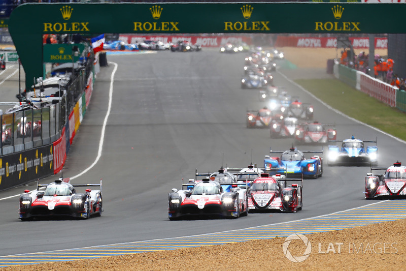Start: #8 Toyota Gazoo Racing Toyota TS050: Sébastien Buemi, Kazuki Nakajima, Fernando Alonso leads