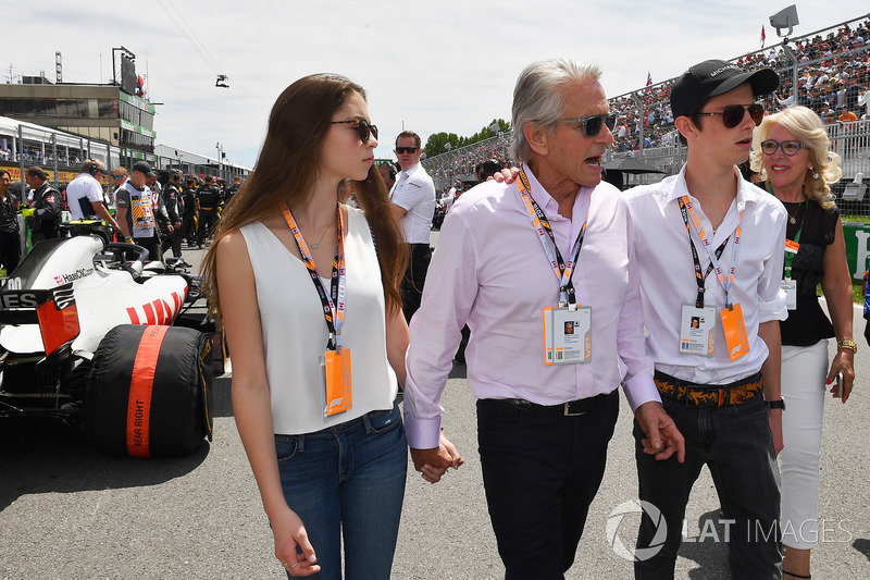 Michael Douglas, con il figlio Dylan Douglas, e la figlia Carys Zeta-Douglas, in griglia