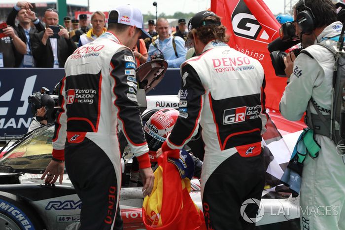 Los ganadores de las 24 Horas de Le Mans 2018 #8 Toyota Gazoo Racing Toyota TS050: Sébastien Buemi, Kazuki Nakajima, Fernando Alonso