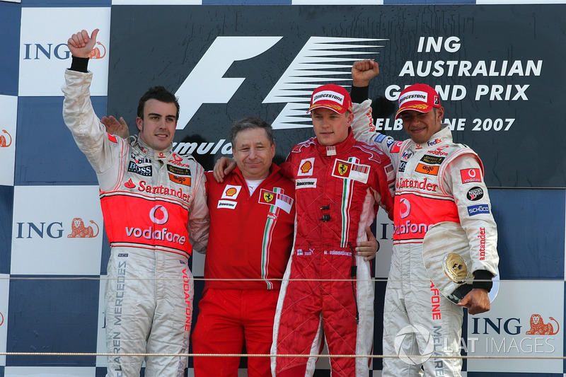 Podium : le vainqueur Kimi Raikkonen, Ferrari, le second Fernando Alonso, McLaren, le troisième Lewis Hamilton, McLaren