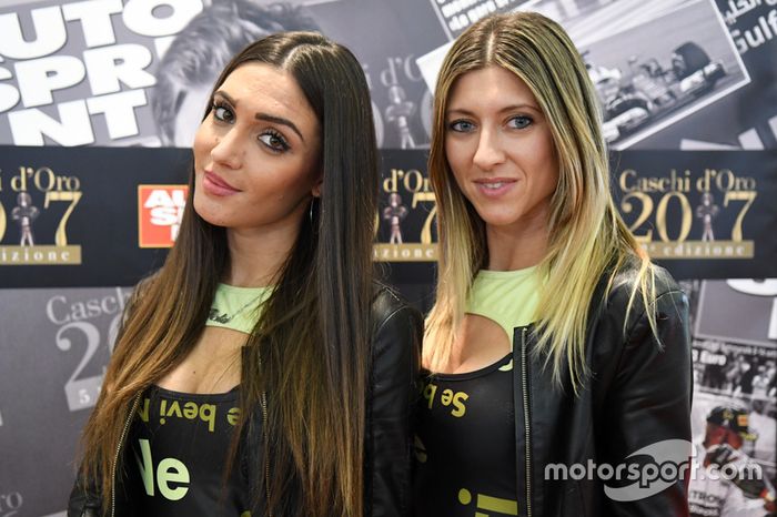 Las chicas en el Salón del Automóvil de Bolonia 2017