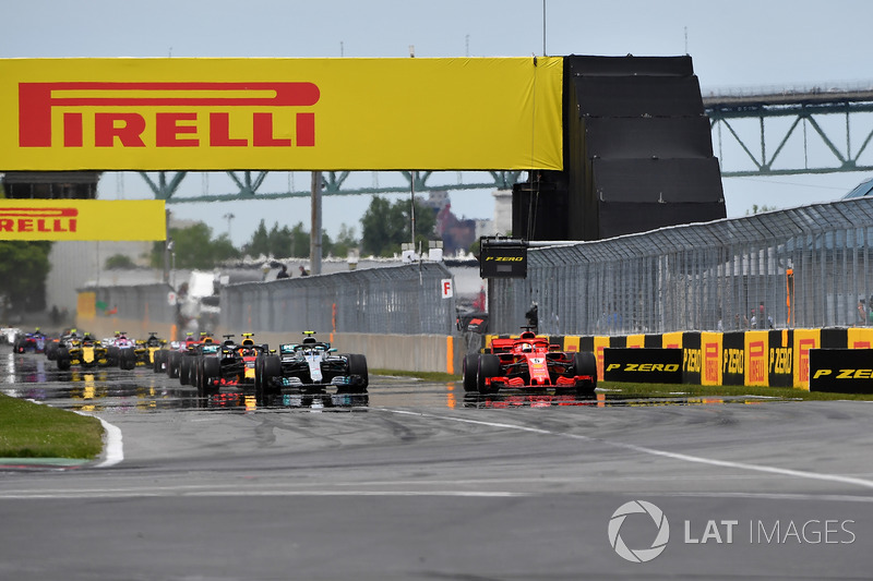 Sebastian Vettel, Ferrari SF71H por delante de Valtteri Bottas, Mercedes-AMG F1 W09 al inicio de la carrera