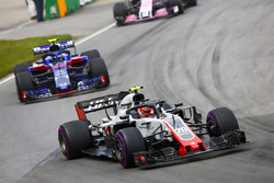 Kevin Magnussen, Haas F1 Team VF-18, voor Pierre Gasly, Toro Rosso STR13