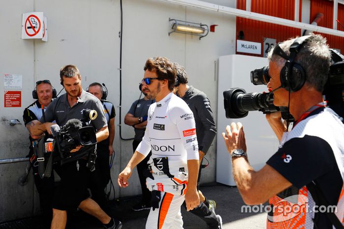 Fernando Alonso, McLaren, regresa al garaje