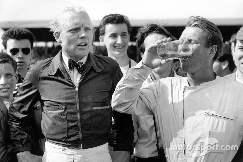 Le vainqueur Peter Collins, Ferrari Dino 246, le second Mike Hawthorn, Ferrari Dino 246