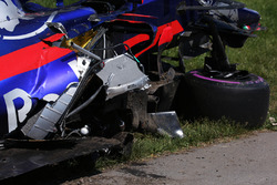La voiture de Carlos Sainz Jr., Scuderia Toro Rosso STR12, après sa collision avec Felipe Massa, Williams FW40, lors du premier tour