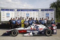 Le vainqueur Graham Rahal, Rahal Letterman Lanigan Racing Honda, et son équipe