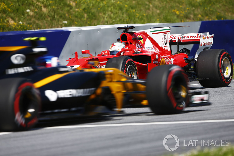 Sebastian Vettel, Ferrari SF70H, Jolyon Palmer'ın önünde spin atıyor, Renault Sport F1 Team RS17