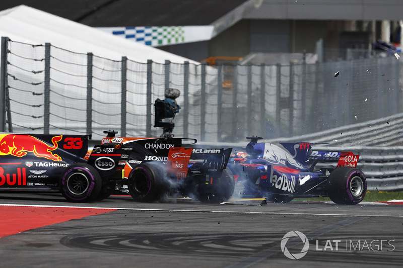 Данііл Квят, Scuderia Toro Rosso STR12, Фернандо Алонсо, McLaren MCL32, зіткнення