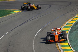 Fernando Alonso, McLaren MCL32, leads Nico Hulkenberg, Renault Sport F1 Team RS17