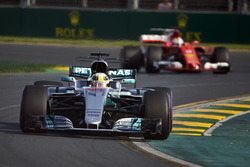 Льюис Хэмилтон, Mercedes AMG F1 W08, и Себастьян Феттель, Ferrari SF70H