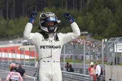 https://cdn-8.motorsport.com/images/mgl/6lPkQeN6/s9/f1-austrian-gp-2017-race-winner-valtteri-bottas-mercedes-amg-f1.jpg