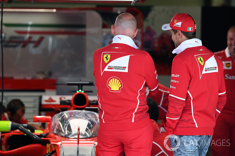 Sebastian Vettel, Ferrari Ferrari SF70H "Kalkan" kokpit koruma sistemini inceliyor