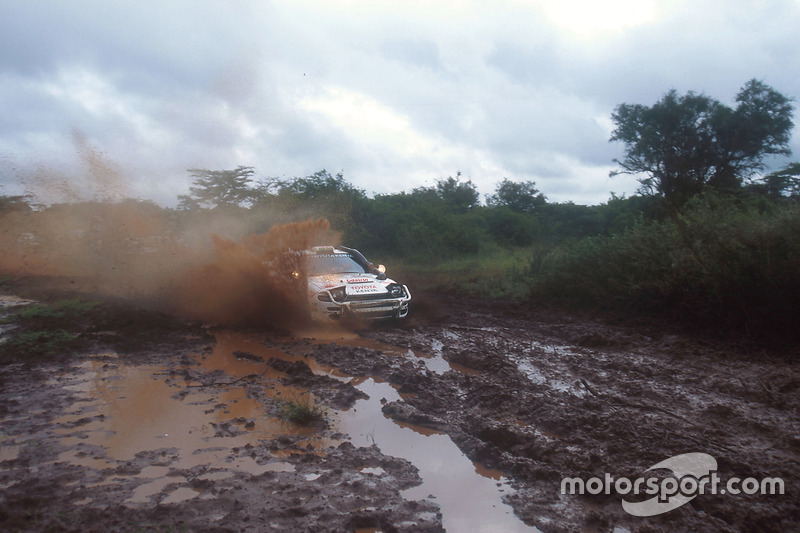 Les conditions de course peuvent parfois devenir très difficiles au Kenya, comme ici en 1992 où Carlos Sainz tente de se frayer un chemin sur les pistes rendues boueuses par les intempéries.