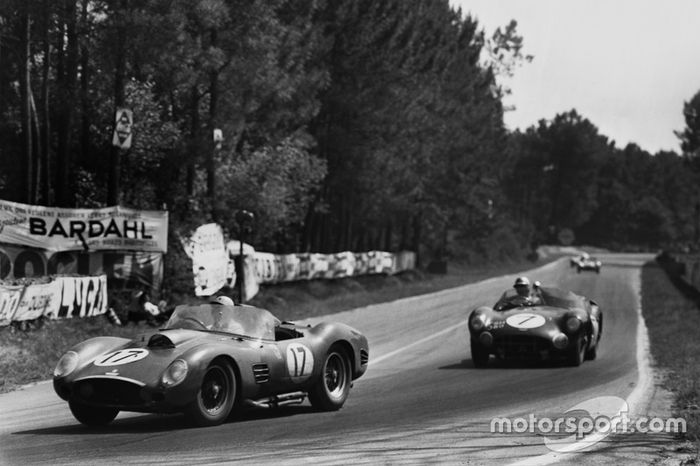 Ricardo Rodríguez, Andre Pilette, Ferrari 250 TR59, lidera a Jim Clark, Roy Salvadori, Aston Martin DBR1/30
