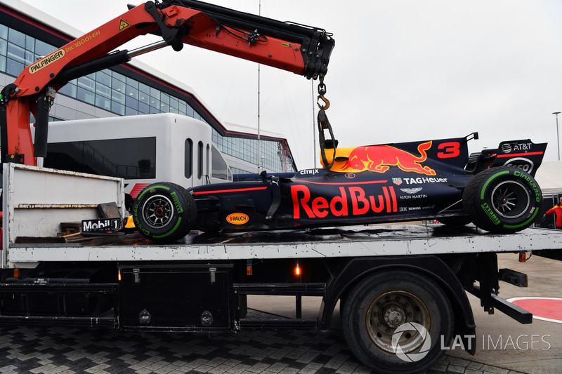 Coche de Daniel Ricciardo, Red Bull Racing RB13 es removido de la pista