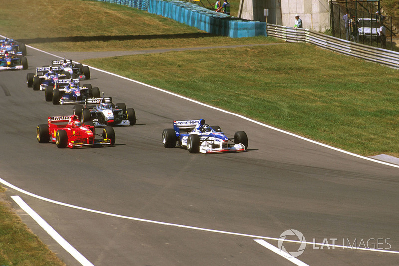 Damon Hill, Arrows A18 Yamaha, Eddie Irvine, Ferrari F310B en Mika Hakkinen McLaren MP4/12 Mercedes