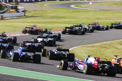 Jolyon Palmer, Renault Sport F1 Team RS17, Pascal Wehrlein, Sauber C36, Fernando Alonso, McLaren MCL32, Carlos Sainz Jr., Scuderia Toro Rosso STR12, à l'arrière du peloton au départ