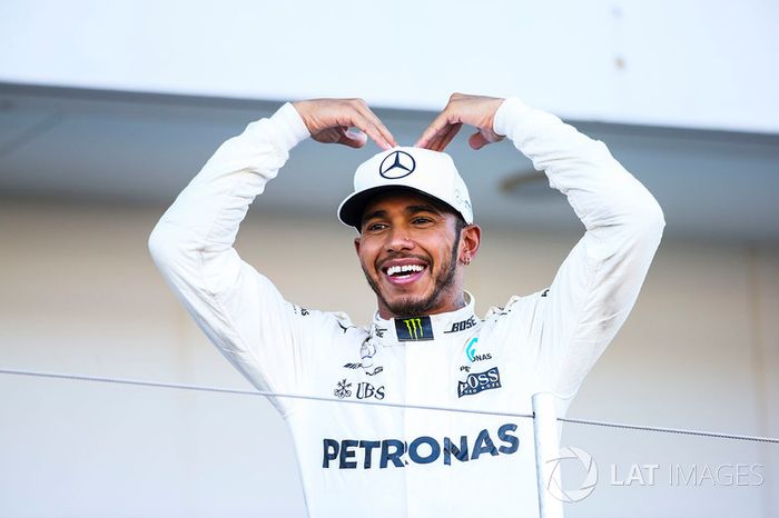 Lewis Hamilton, Mercedes AMG F1 effectue un Mobot