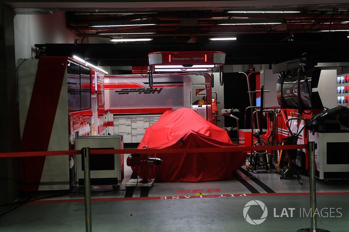 Ferrari bajo cubiertas en el garaje