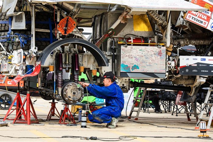 #608 Команда Хино Сугавара Хино: Терухито Сугавара, Хирокадзу Сомемия, Юдзи Мочизуки